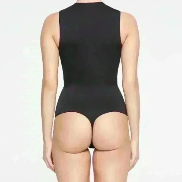 Skims NWOB Onyx Essential Crew Neck Sleeveless Thong Bodysuit Size L/XL - Picture 2 of 7